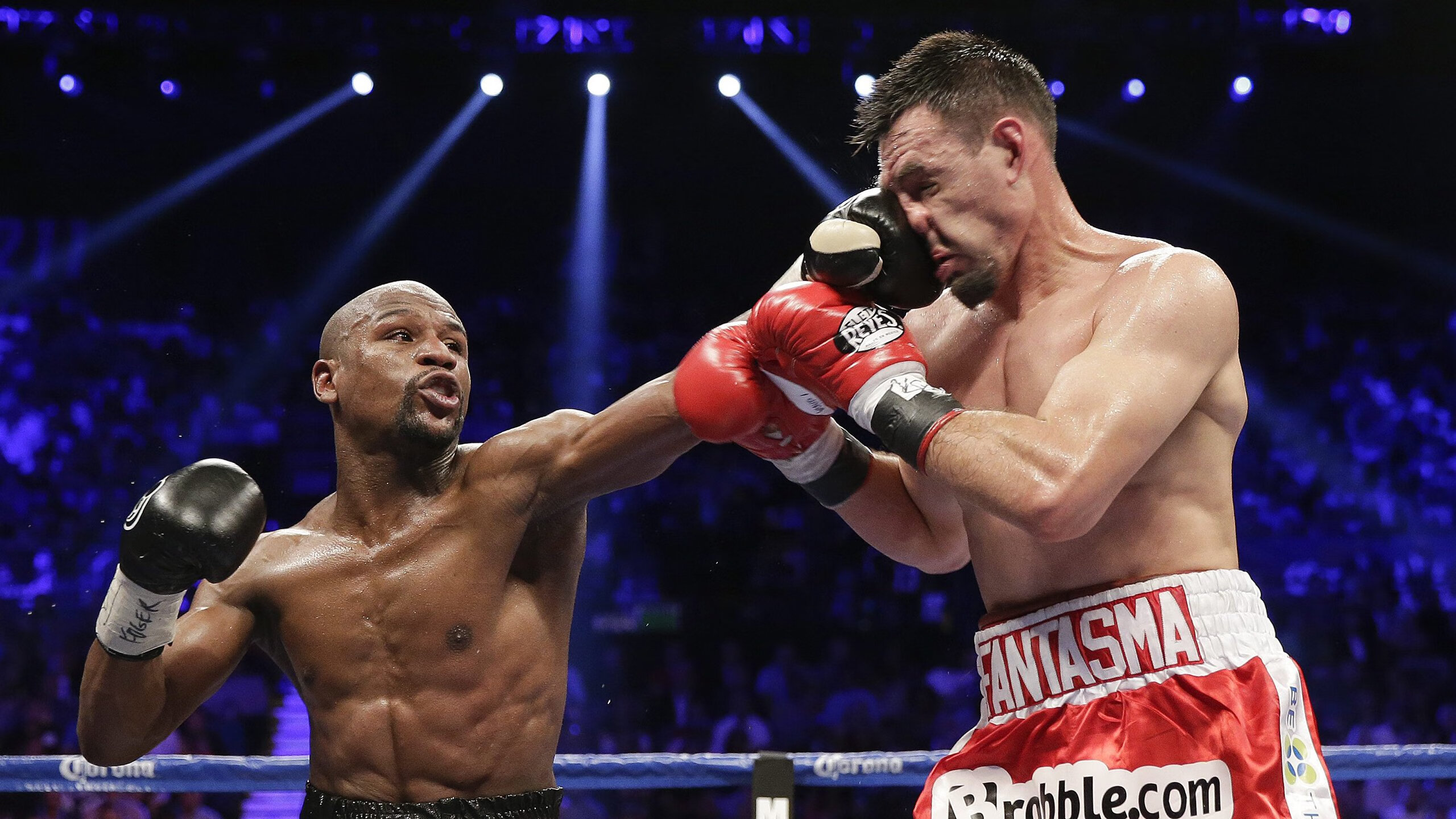 爱游戏网址登录-台球比赛现场：紧张激烈的对决，台球惊呆全场视频